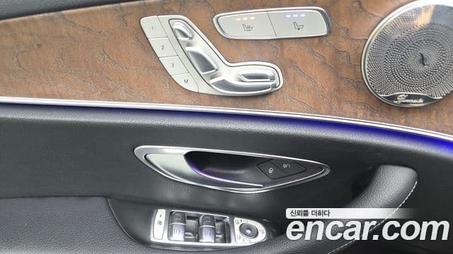 Mercedes-Benz E-Class 2020 — Photo 31/34