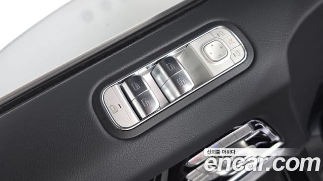 Mercedes-Benz G-Class 2025 — Photo 17/36