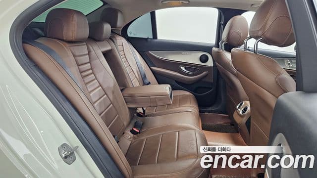 Mercedes-Benz E-Class 2018 — фото 12 из 20