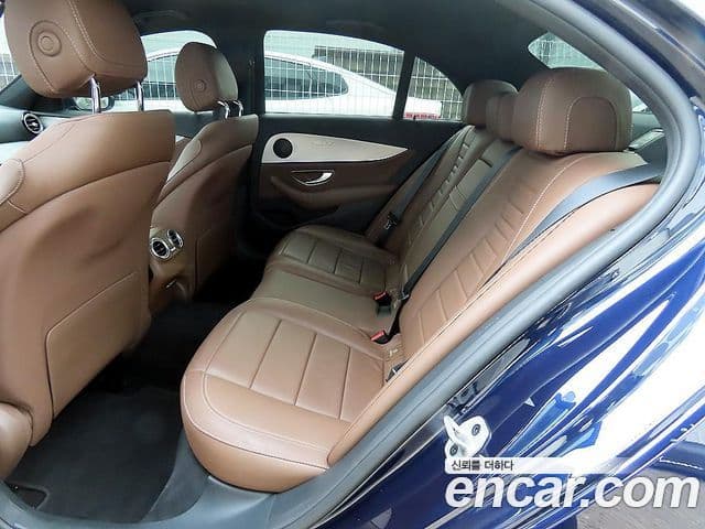 Mercedes-Benz E-Class 2021 — фото 5 из 10