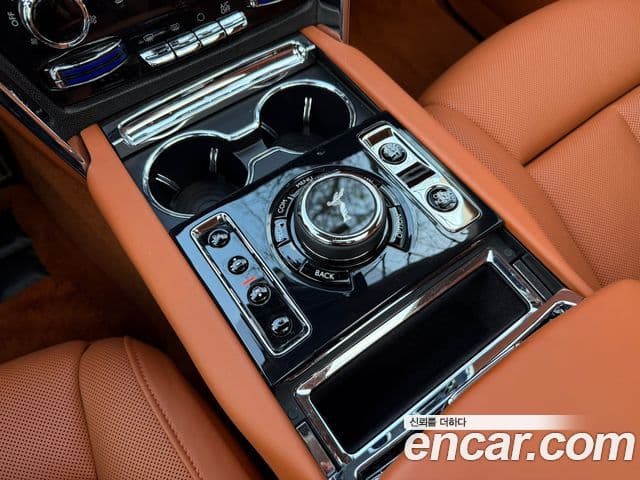 Rolls-Royce Cullinan 2023 — фото 15 из 18