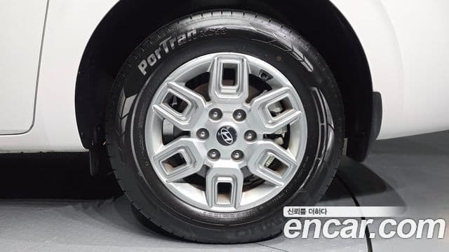 Hyundai Staria 2025 — Photo 7/34
