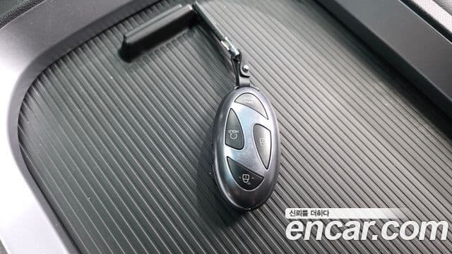 Hyundai Staria 2025 — Photo 8/34