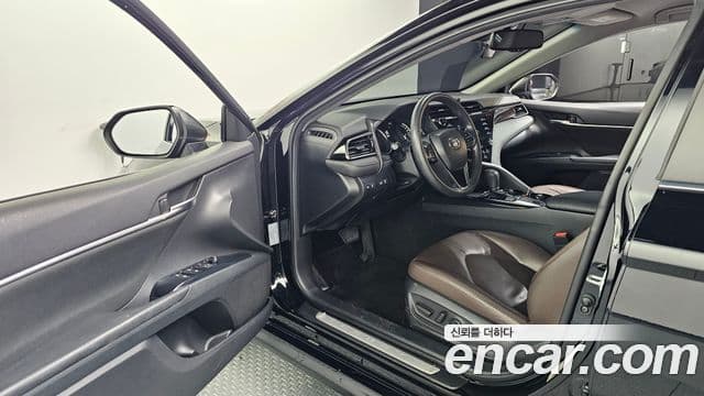 Toyota Camry 2019 — Şəkil 27/31