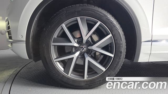 Volkswagen Touareg 2023 — ფოტო 5/20