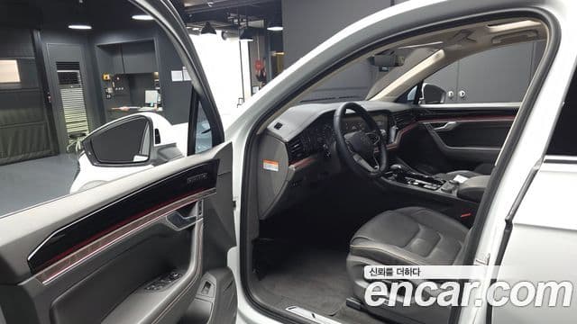 Volkswagen Touareg 2023 — ფოტო 10/20