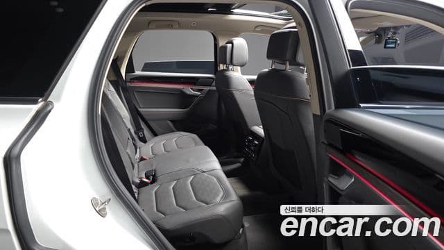 Volkswagen Touareg 2023 — ფოტო 11/20