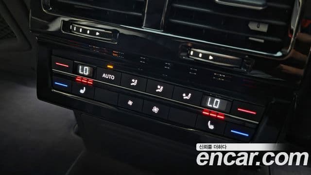 Volkswagen Touareg 2023 — ფოტო 18/20