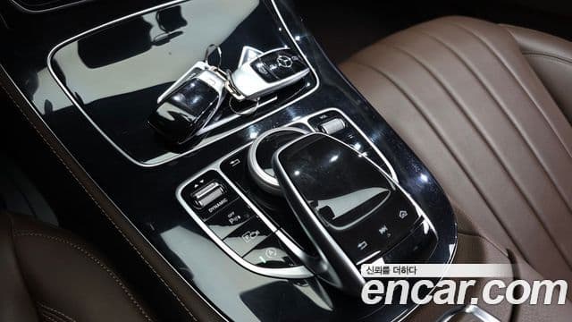Mercedes-Benz E-Class 2019 — ფოტო 17/20