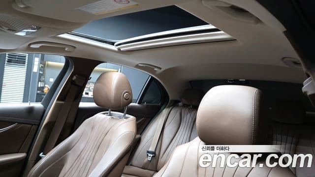 Mercedes-Benz E-Class 2019 — ფოტო 19/20