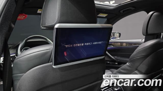 BMW 5 Series 2018 — Фото 12/20