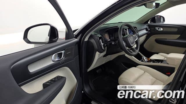 Volvo XC40 2023 — Фото 10/20