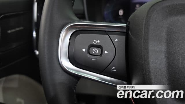 Volvo XC40 2023 — Фото 17/20