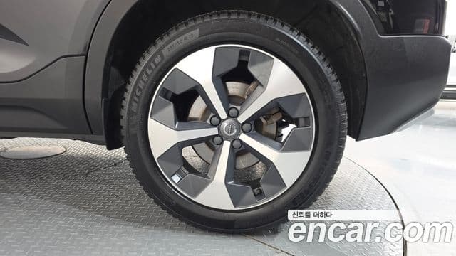 Volvo XC40 2023 — Photo 25/34