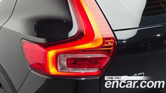 Volvo XC40 2023 — Photo 28/34