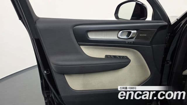 Volvo XC40 2023 — Photo 3/34