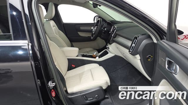 Volvo XC40 2023 — Photo 6/34