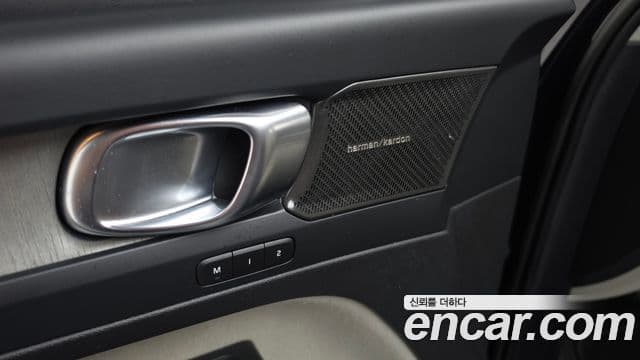 Volvo XC40 2023 — Photo 9/34