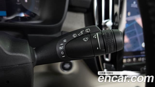 Volvo XC40 2023 — Photo 30/34