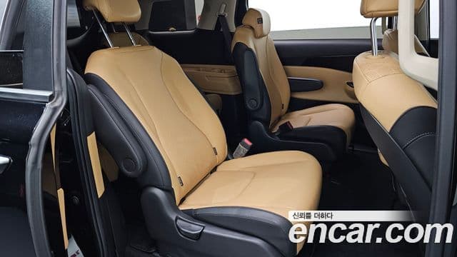 Kia Carnival 2022 — фото 12 из 20