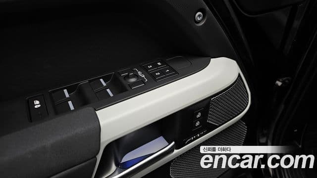 Land Rover Defender 2023 — Photo 27/39