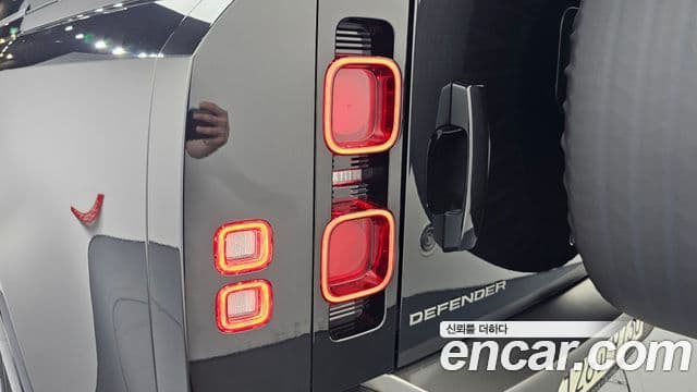 Land Rover Defender 2023 — Photo 5/39
