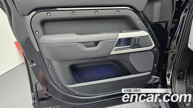 Land Rover Defender 2023 — Photo 28/39