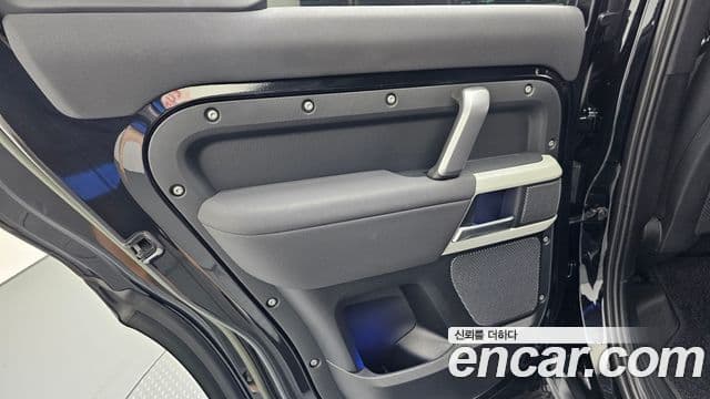 Land Rover Defender 2023 — Photo 39/39