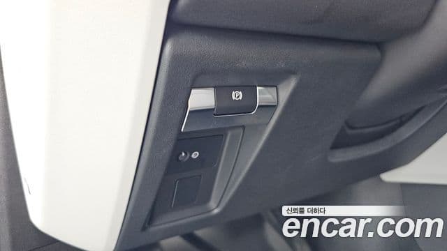 Land Rover Defender 2023 — Photo 15/39