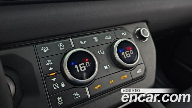 Land Rover Defender 2023 — Photo 10/39