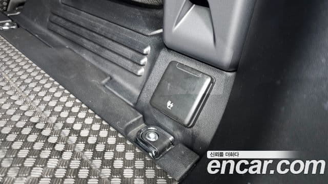Land Rover Defender 2023 — Photo 19/39