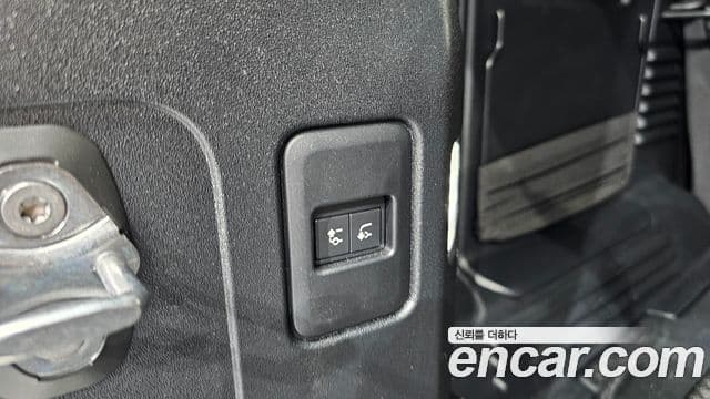 Land Rover Defender 2023 — Photo 22/39