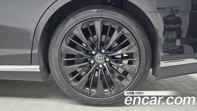 Lexus LS500h 2023 — Photo 33/35