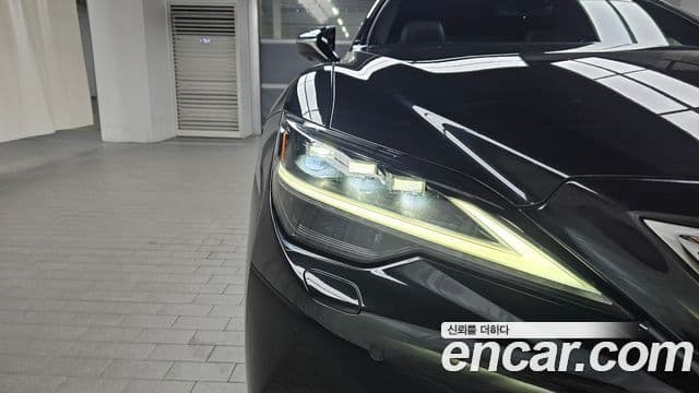 Lexus LS500h 2023 — Photo 14/35