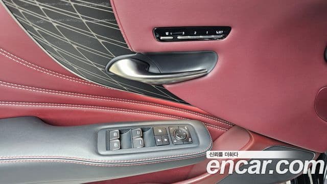 Lexus LS500h 2023 — Photo 21/35