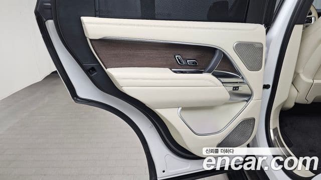 Land Rover Range Rover 2023 — Photo 31/35