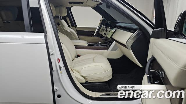Land Rover Range Rover 2023 — Photo 28/35