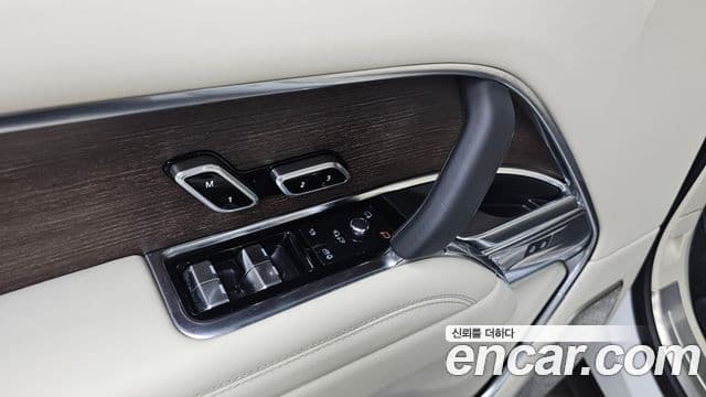 Land Rover Range Rover 2023 — Photo 33/35