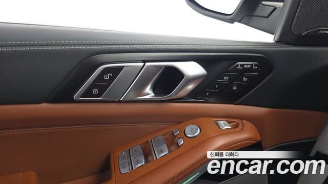 BMW X7 2023 — Photo 17/34