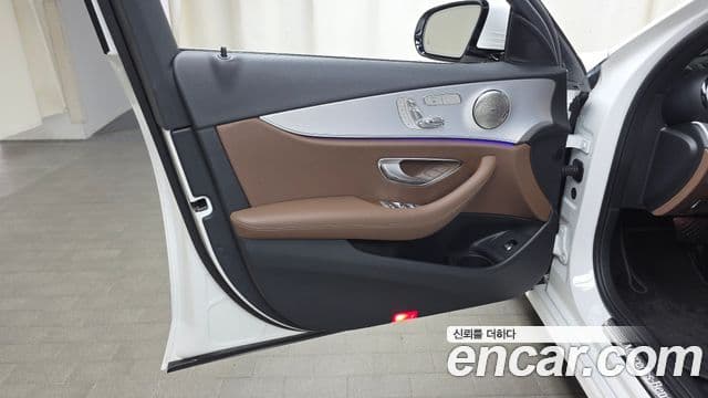 Mercedes-Benz E-Class 2021 — Photo 11/32
