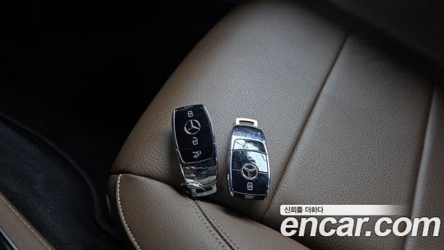 Mercedes-Benz E-Class 2021 — Photo 17/32