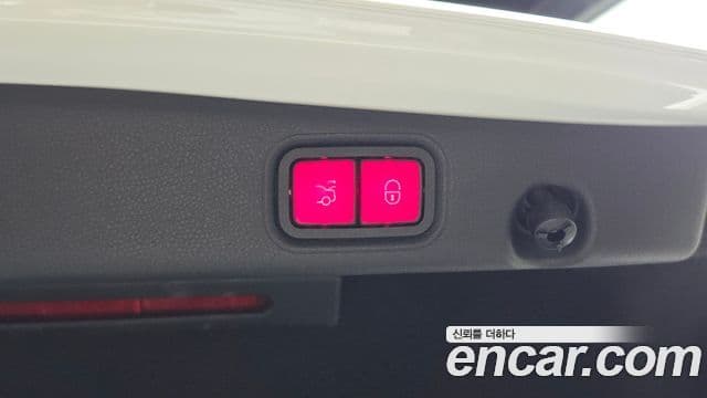 Mercedes-Benz E-Class 2021 — Photo 24/32