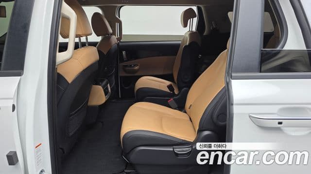 Kia Carnival 2023 — фото 12 из 20