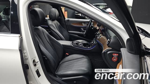 Mercedes-Benz E-Class 2019 — ფოტო 11/20