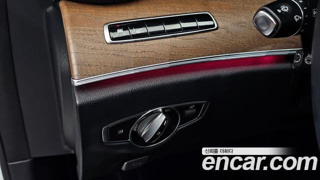 Mercedes-Benz E-Class 2019 — ფოტო 17/20