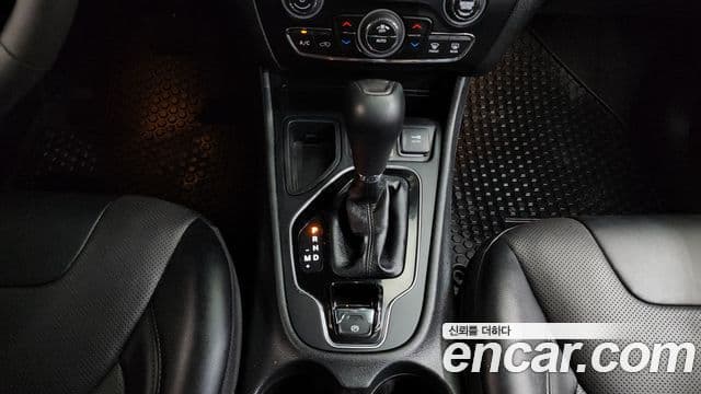 Jeep Cherokee 2022 — ფოტო 7/20