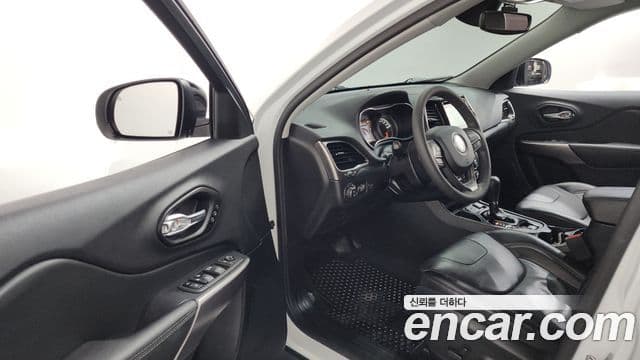 Jeep Cherokee 2022 — ფოტო 8/20