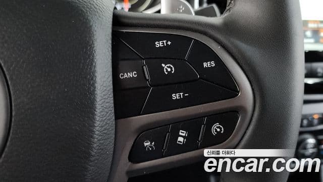 Jeep Cherokee 2022 — ფოტო 16/20
