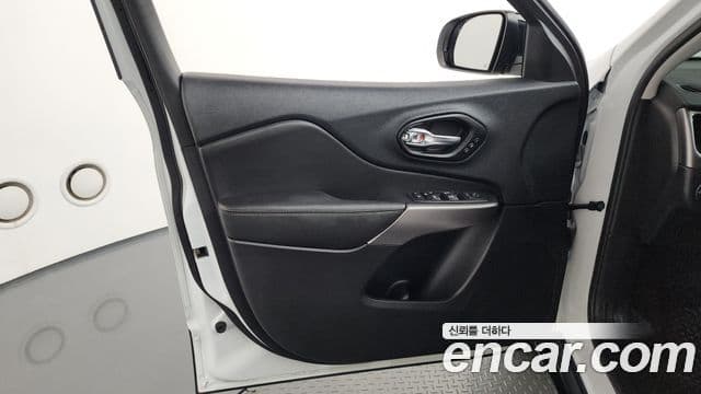 Jeep Cherokee 2022 — Photo 34/36