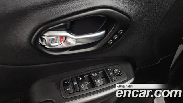 Jeep Cherokee 2022 — Photo 8/36